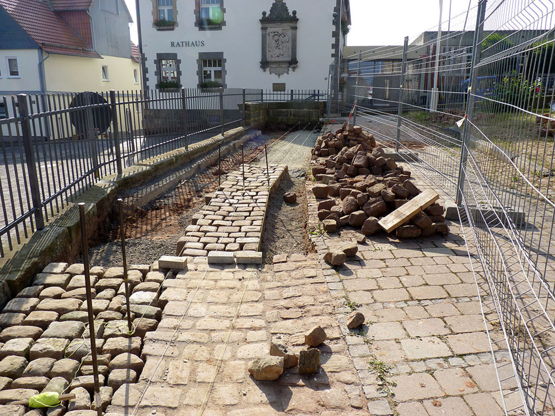 Pflaster- und Treppenarbeiten an St. Crescentius (Foto:Karl-Franz Thiede)
